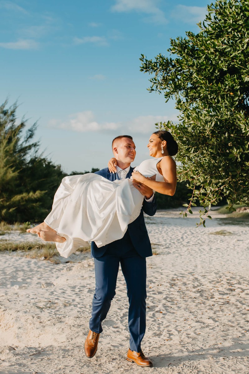 Newlywed couple at Dreams Jade.