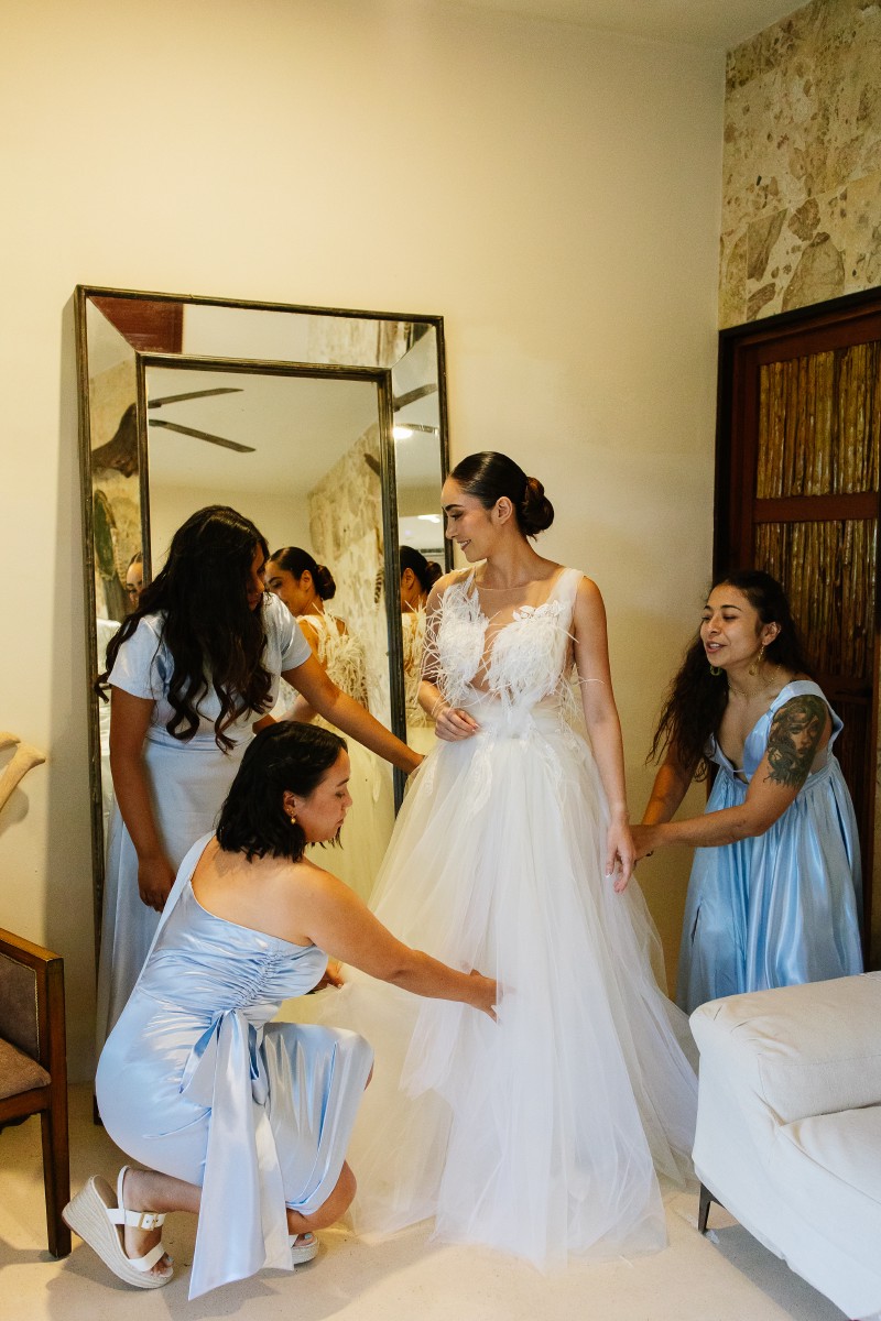 Bride getting ready at Jardin Del Mar.