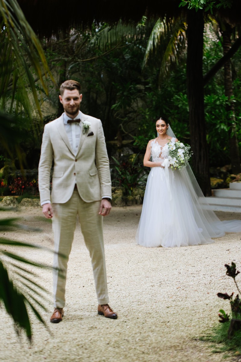 Newlywed couple at Jardin Del Mar.