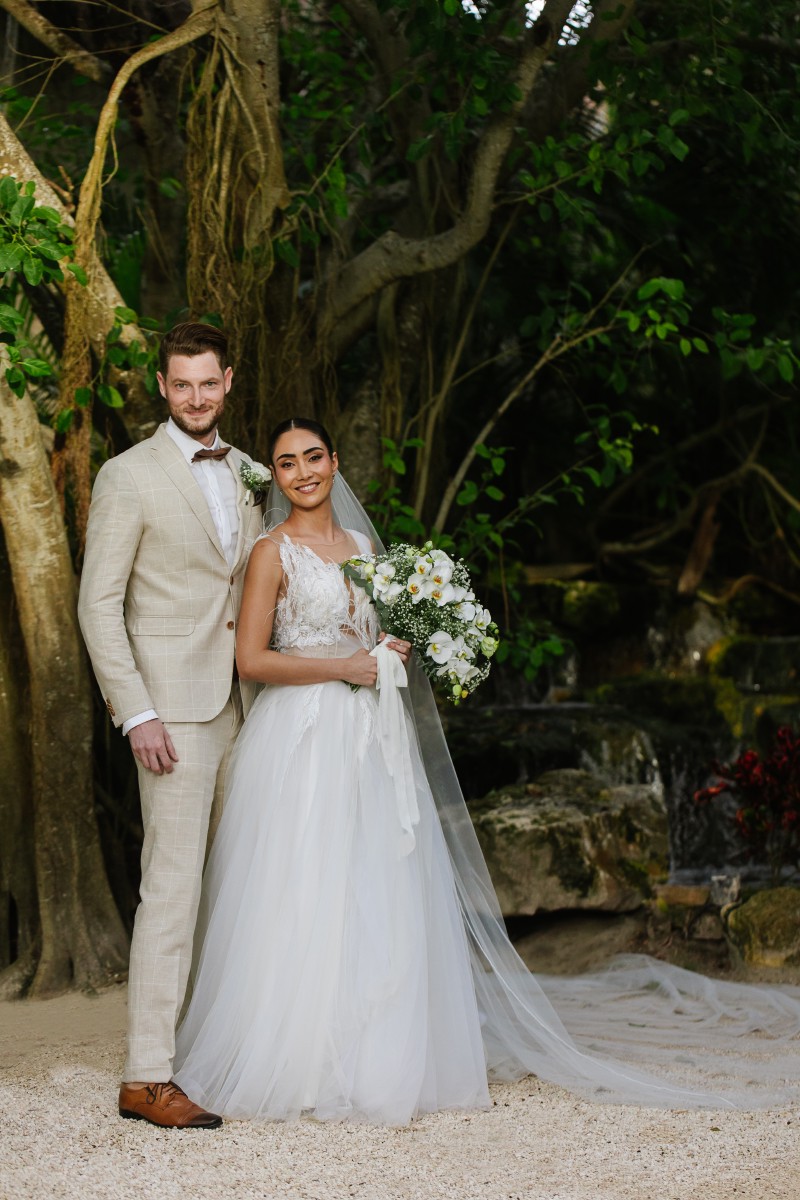 Newlywed couple at Jardin Del Mar.