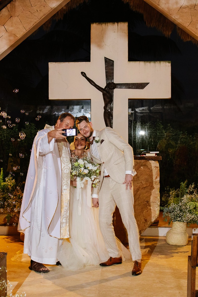 Newlywed couple at Jardin Del Mar.