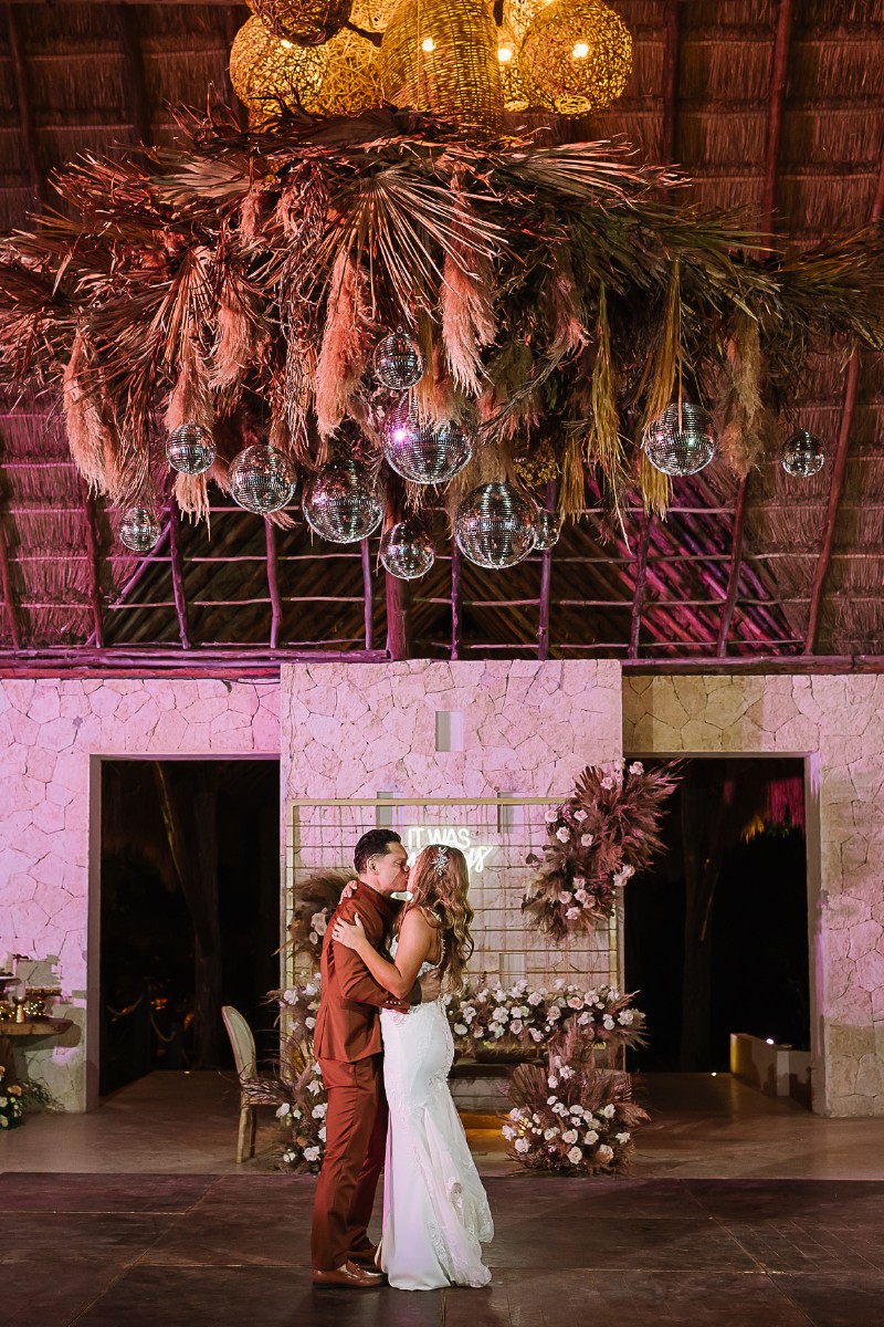 Newlywed couple at Jardin Del Mar Newlywed couple at Jardin Del Mar.