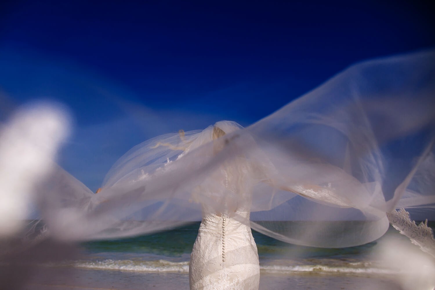 Bride and groom at SMK Club De Playa.