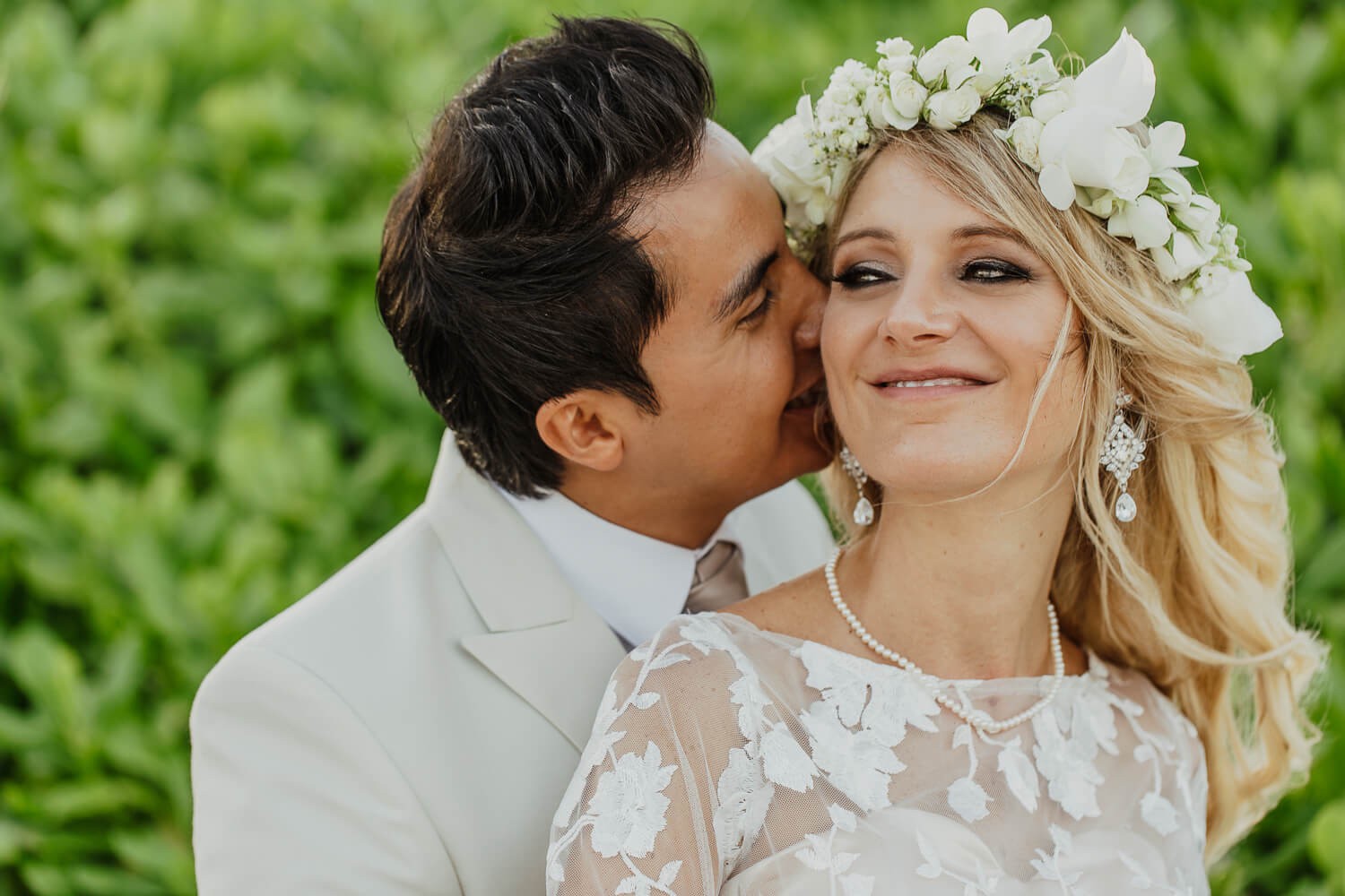 Bride and groom at SMK Club De Playa.