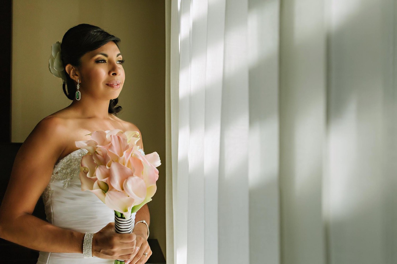 Bridal portrait at %!s(<nil>).