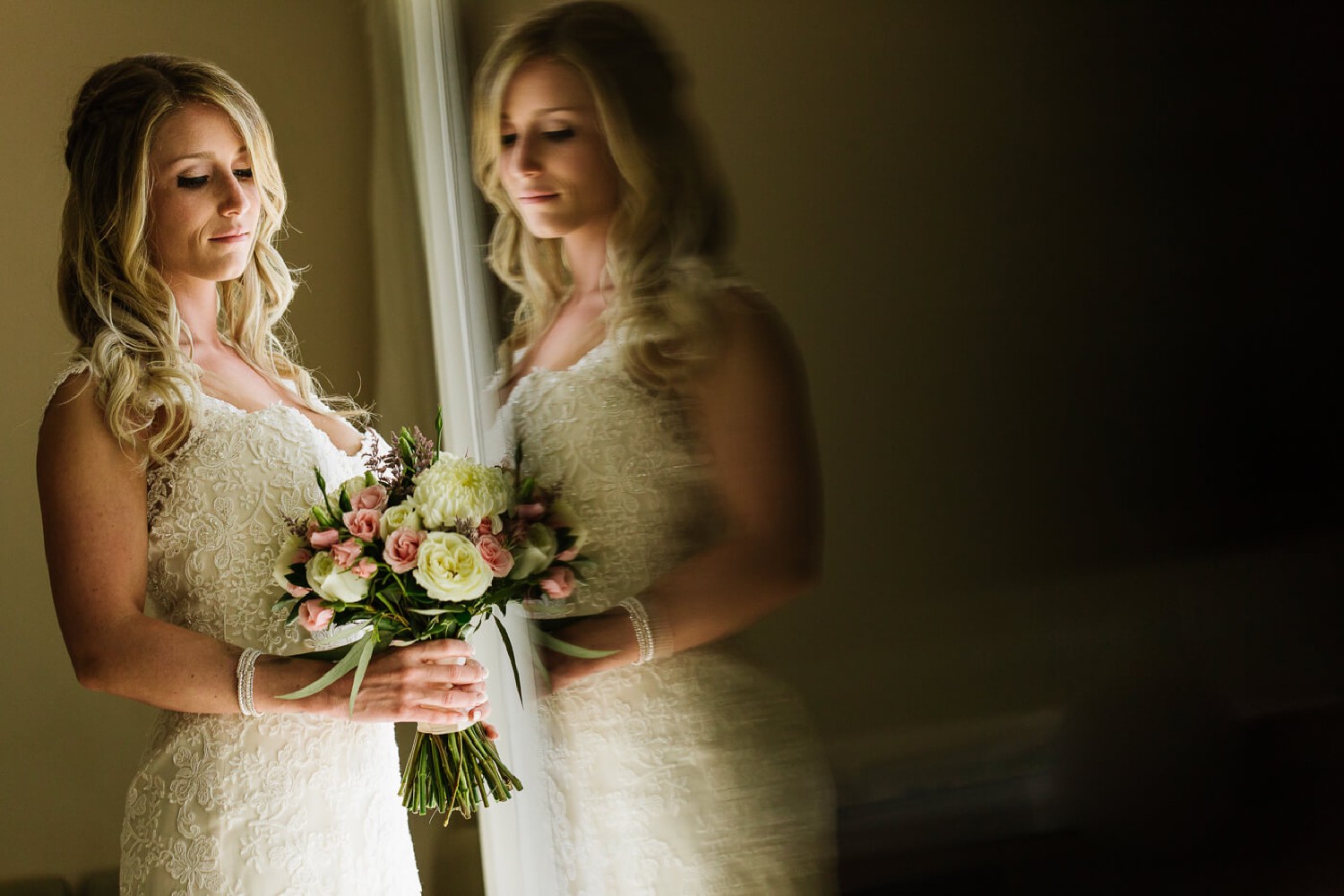 Bridal portrait at %!s(<nil>).