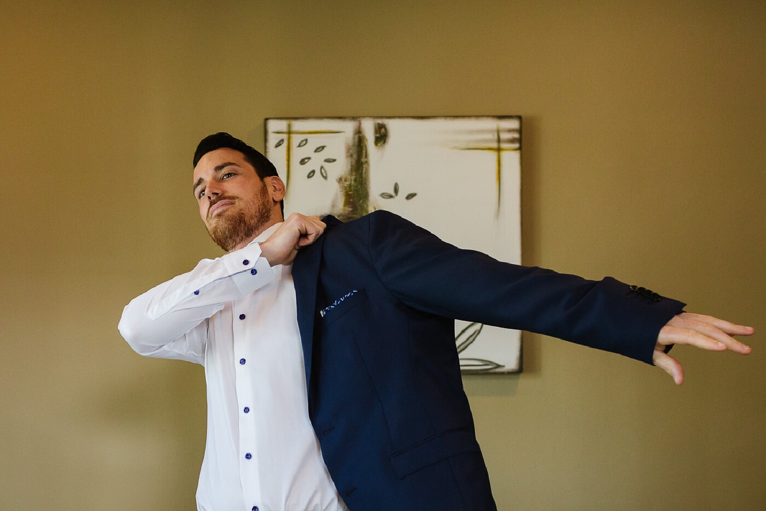 Bride getting ready at %!s(<nil>).
